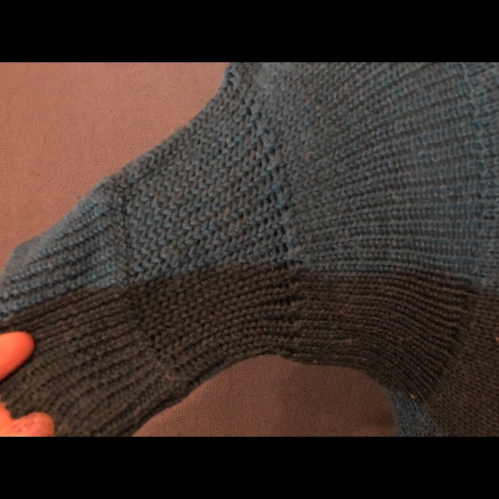 Turquoise sweater - Picture 3 of 3